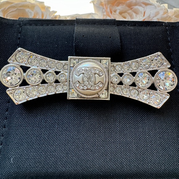 CHANEL 23S SILVER TONE BOW LARGE PEARL CC LOGO CRYSTAL CRYSTALS BROOCH PIN - Picture 2 of 13